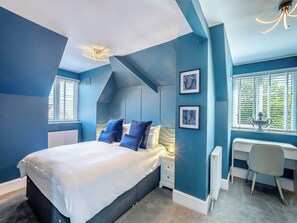 5 bedrooms, WiFi (free), bed sheets