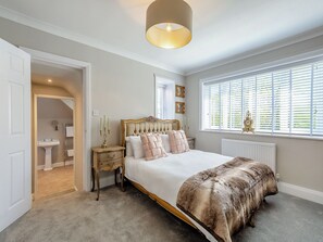 5 bedrooms, free WiFi, bed sheets