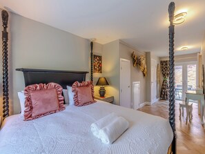 5 bedrooms, WiFi (free), bed sheets