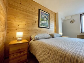 2 bedrooms, travel cot, free WiFi, bed sheets