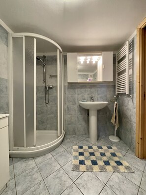 Secadora de cabello, bidet, toallas, jabón 