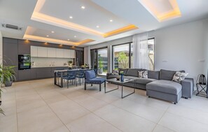 TV - Nice home in Pula with kitchen (Pula)