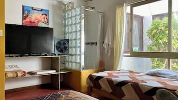 1 habitación, tabla de planchar con plancha, wifi y ropa de cama
