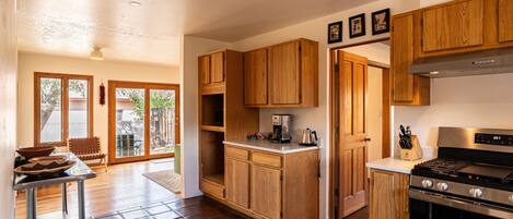 Microondas, horno, parrilla de estufa y lavavajillas