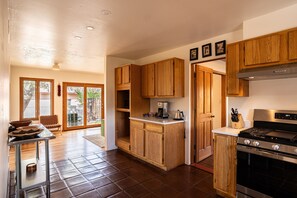 Mikrobølgeovn, ovn, kokeplater og oppvaskmaskin