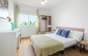 4 bedrooms, iron/ironing board, free WiFi