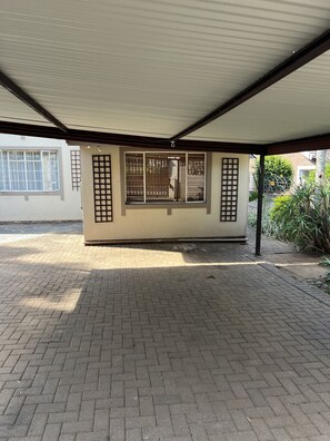 Property grounds - Perfectly situated comfortable studio w/full kitchen-Book today! (Mbombela)