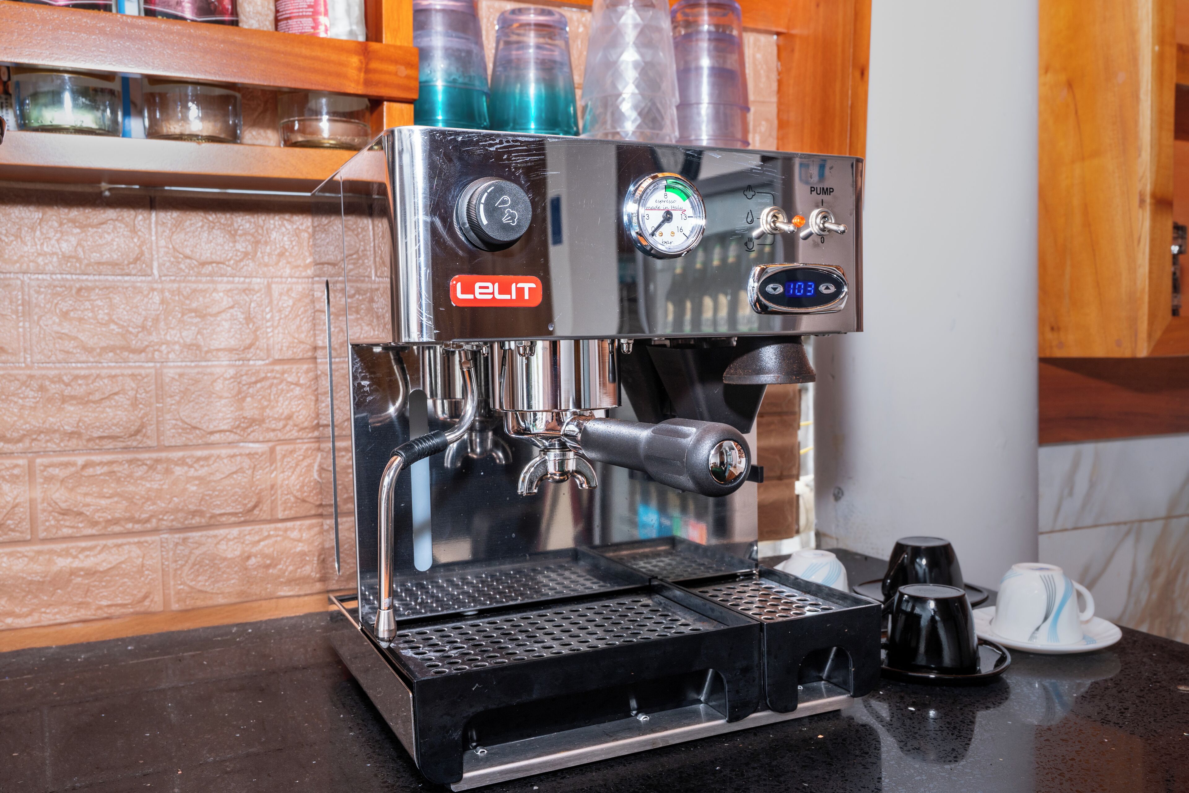 Une machine à expresso LELIT dotée d’un écran numérique, d’une pompe et d’un porte-filtre.