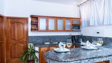 Frigorifero, microonde, piano cottura, bollitore elettrico