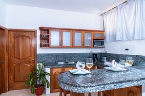 Refrigerador, microondas, placa de cocina, tetera/pava eléctrica