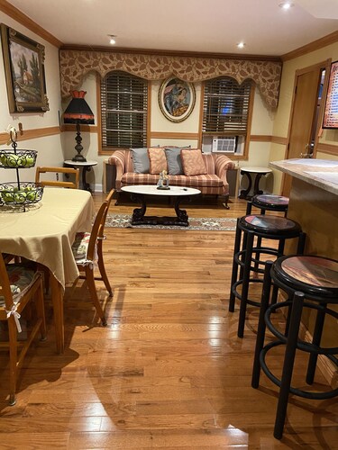 2 Bedroom Apartment, Easy connection to NYC. 