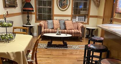 2 Bedroom Apartment, Easy connection to NYC.