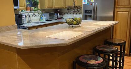 2 Bedroom Apartment, Easy connection to NYC.