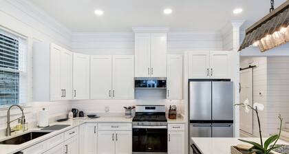Peaceful vacation retreat on SSI within walking distance of beach & Pier Village