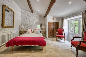 5 chambres, coffres-forts dans les chambres, bureau