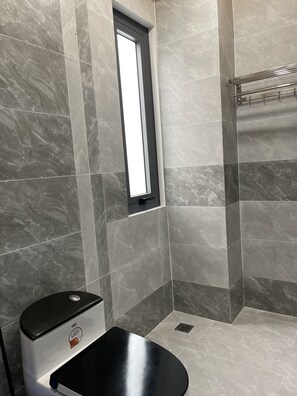 Haartrockner, Handtücher, Seife, Toilettenpapier