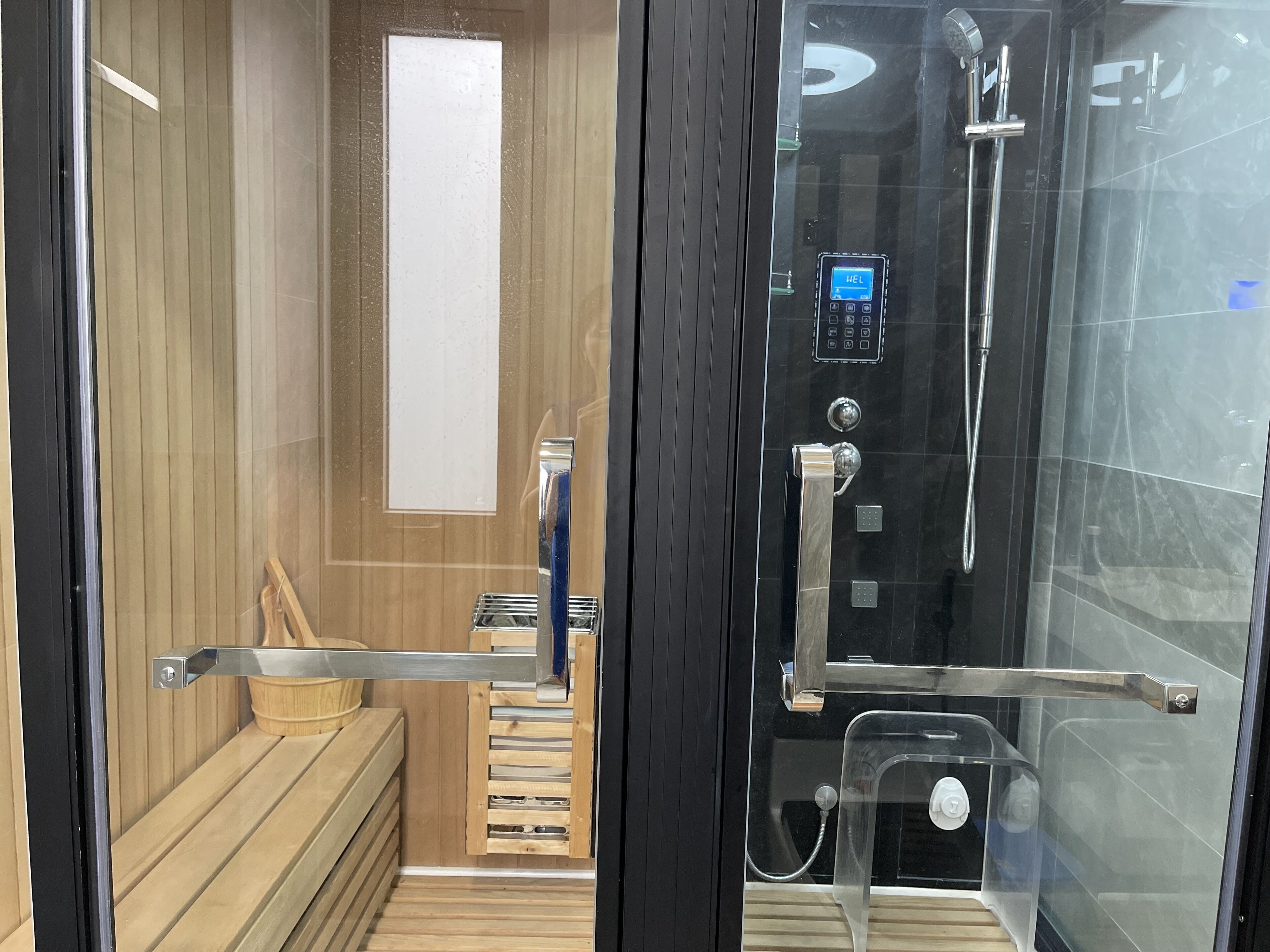 吹风机、毛巾、肥皂、卫生纸