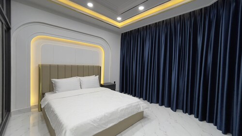 New build villa, modern home with elevator, 2 miles away Tân Sơn Nhất airport.