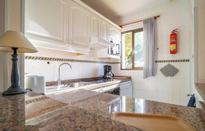 Réfrigérateur, plaque de cuisson, lave-vaisselle, cafetière/bouilloire