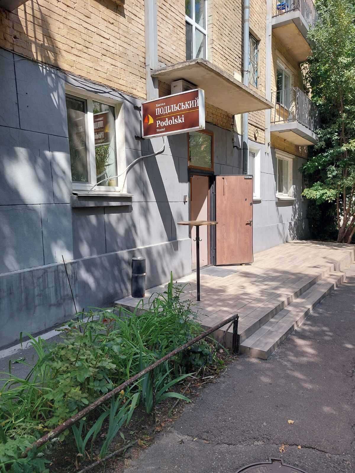 Un hostal con un cartel que indica que es Podolski Hostel.
