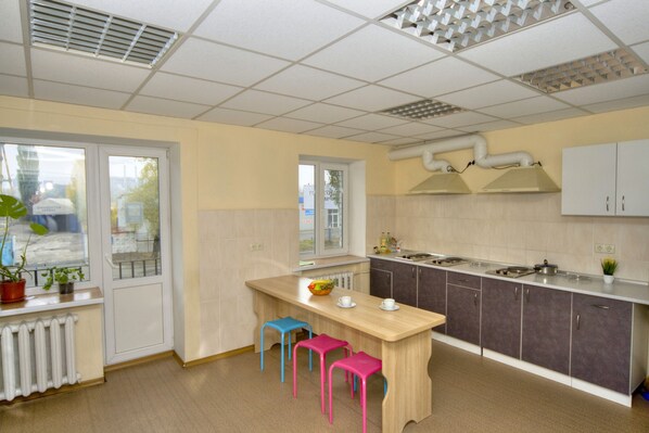Full-sized fridge, microwave, stovetop, griddle - Podolski Hostel (Kyiv)