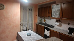 Réfrigérateur, four, bouilloire électrique, moulin à café