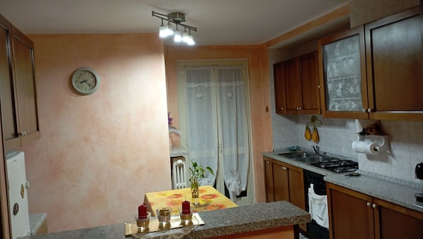 Refrigerador, horno, tetera eléctrica y molino para café 