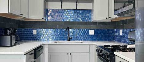 Køleskab, mikrobølgeovn, ovn, kogeplade