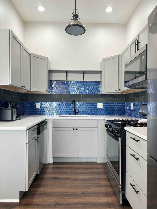 Køleskab, mikrobølgeovn, ovn, kogeplade