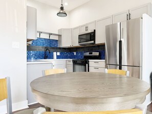 Køleskab, mikrobølgeovn, ovn, kogeplade