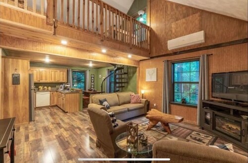 NEW - Cozy Cabin in Nantahala Ntl. Forest. Pet friendly & near Smokey Mtns.