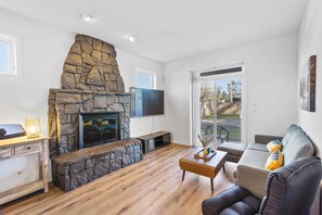 Living area - Craftsman Hideaway Haven - 12 mins to PDX airport (Vancouver)