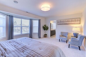 4 bedrooms, iron/ironing board, WiFi, bed sheets - Craftsman Hideaway Haven - 12 mins to PDX airport (Vancouver)