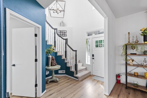 4BR Craftsman, Sleeps 10, 6 Miles to PDX, Fenced Yard, Pets Welcome