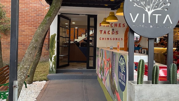 A restaurant entrance with a sign reading "CARRERA 43D #13 20" and a "VITA HOTEL BOUTIQUE" sign. - Vita Hotel Boutique (Medellín)