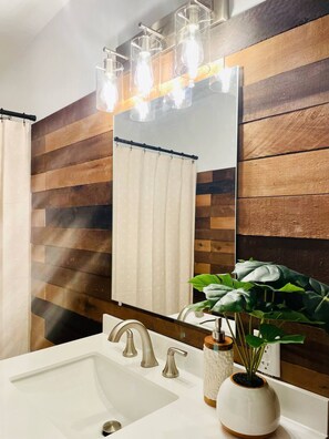 Secador de pelo, toallas, jabón, shampoo