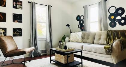 Cozy & Centrally Located APT - KING BED