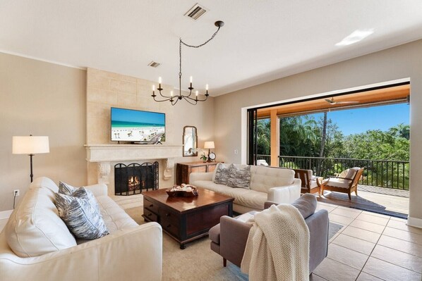 Smart TV, video games, table football, ping pong - La Hacienda: Dock on Canal, Full Game Room, Pool (Anna Maria)