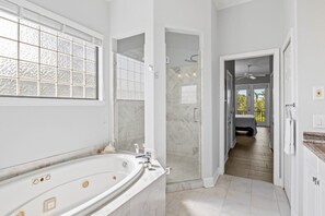 Bathtub, jetted tub, hair dryer, bidet