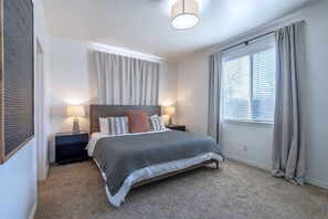 2 多间卧室、办公桌、WiFi、床单