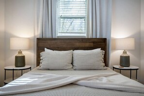 2 bedrooms, desk, WiFi, bed sheets