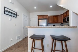 Fridge, microwave, stovetop, dishwasher