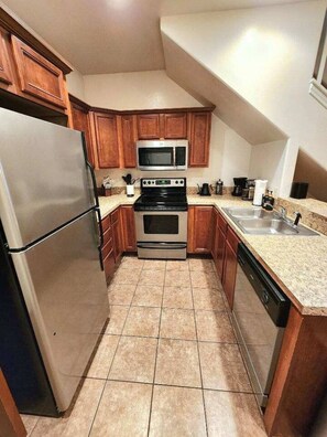 Køleskab, mikrobølgeovn, kogeplade, opvaskemaskine