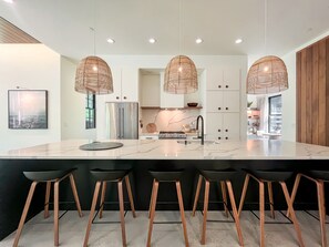 Fridge, microwave, oven, stovetop - The Birch Bower: Luxury Lakefront Home (Oakland)