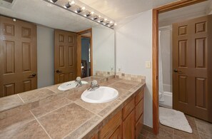 Combined shower/tub, hair dryer, towels - Mountain Retreat Near Hiking and Golf In Silverthorne (Silverthorne)