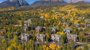 A residential area with houses surrounded by autumn-colored trees and mountains in the background. - Mountain Retreat Near Hiking and Golf In Silverthorne (Silverthorne)