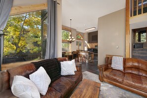 Una televisión, una chimenea, un reproductor estéreo