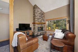 Una televisión, una chimenea, un reproductor estéreo