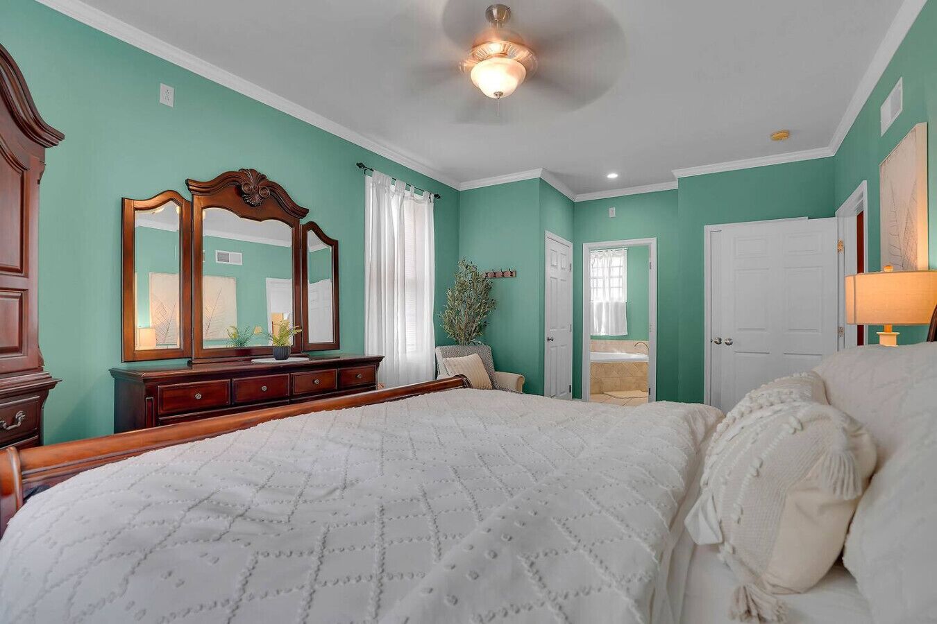 5 slaapkamers, een strijkplank/strijkijzer, reisbedje, gratis wifi