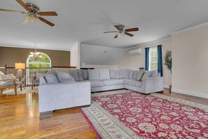 Smart TV, fireplace, table tennis, books - Cabin with Hot Tub, Pool, Pickleball, Hiking Trail (Liverpool)